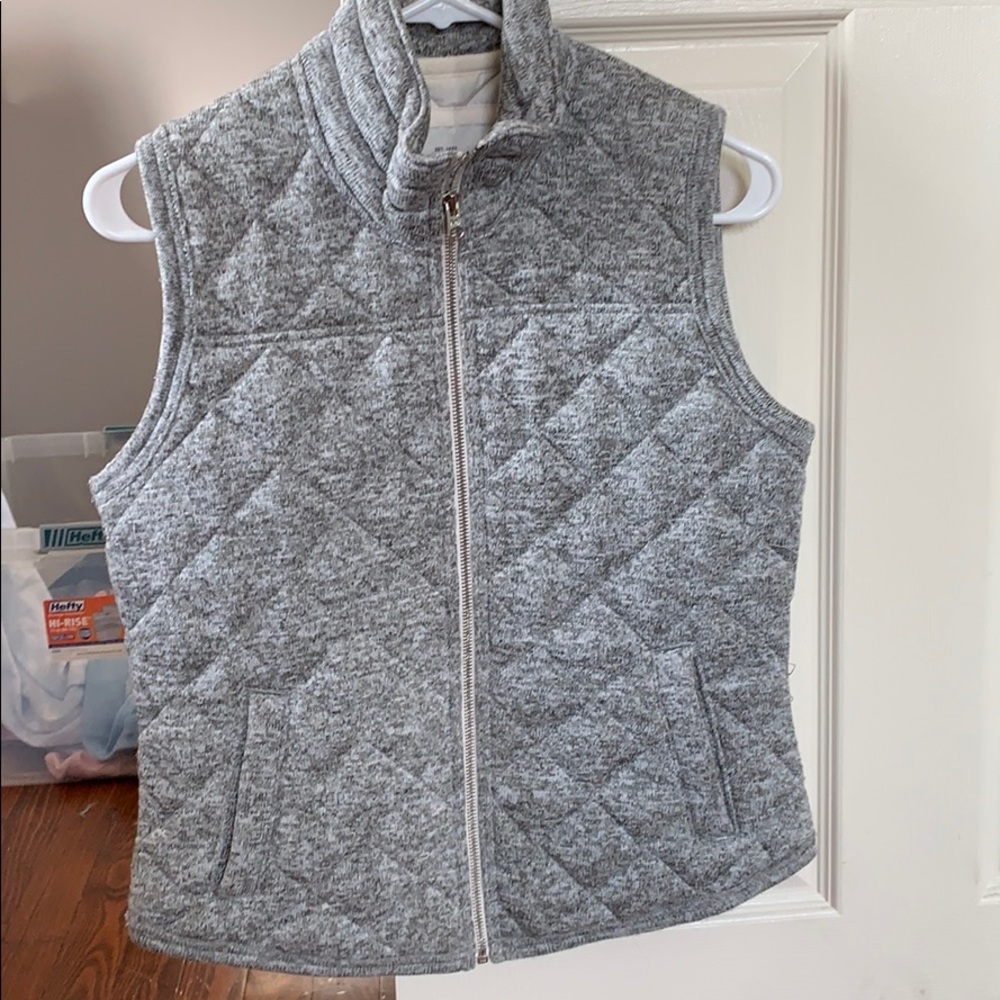 Abercrombie & Fitch. Gray quilted vest